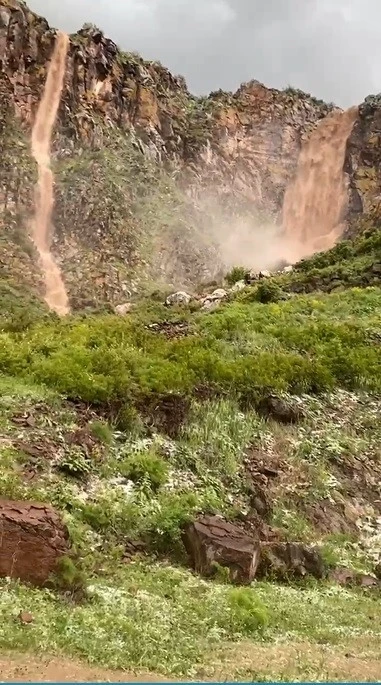 Kars&rsquo;ta sağanak sele neden oldu, Akyaka Kanyonu&rsquo;nda şelaleler oluştu
