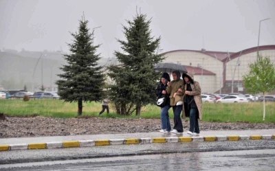 Kars&rsquo;ta sağanak yağmur hayatı olumsuz etkiliyor
