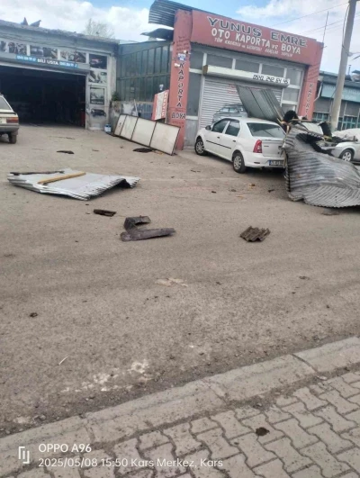 Kars&rsquo;ta şiddetli r&uuml;zgar iş yerlerinin &ccedil;atısını u&ccedil;urdu
