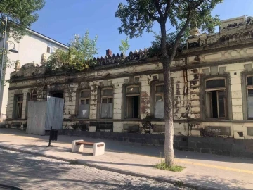 Kars&rsquo;ta tarihi bina koruma altına alınmayı bekliyor
