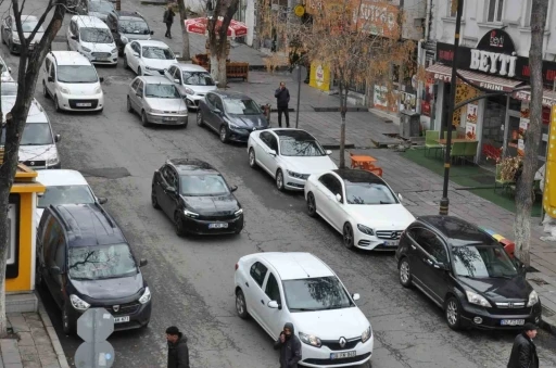 Kars&rsquo;ta trafiğe kayıtlı ara&ccedil; sayısı 50 bine ulaştı: Park sorunu b&uuml;y&uuml;yor
