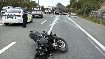 Karşı şeride ge&ccedil;en &ccedil;ekici, motosiklet ile &ccedil;arpıştı: 2 &ouml;l&uuml;