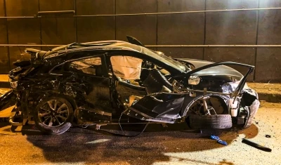 Karşı şeride ge&ccedil;en cip, kamyonet ile kafa kafaya &ccedil;arpıştı; 2 &ouml;l&uuml;, 1 yaralı