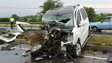 Karşı şeride ge&ccedil;ip tankerle &ccedil;arpışan ara&ccedil;taki amca yeğen hayatını kaybetti
