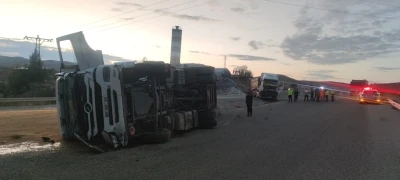Karşı yola ge&ccedil;en tır, başka bir tıra &ccedil;arptı: 2 yaralı