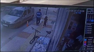 Karşıya ge&ccedil;mek isteyen dede torun geri manevra yapan aracın altında kaldı
