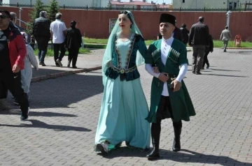 Karslı &ccedil;ift, Kafkas kıyafetiyle oy kullanmaya geldi
