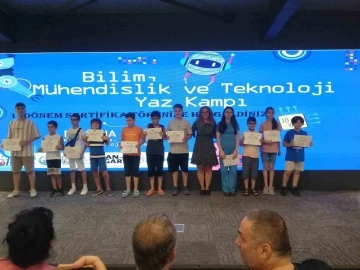 Kartal&rsquo;da Bilim, M&uuml;hendislik ve Teknoloji Yaz Kampı&rsquo;nda &ouml;ğrenciler sertifikaları aldı
