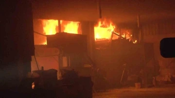 Kartal&rsquo;da mobilya at&ouml;lyesi alev alev yandı
