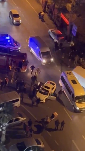 Kartal&rsquo;da otomobil ile &ccedil;arpışan panelvan devrildi: 2 yaralı
