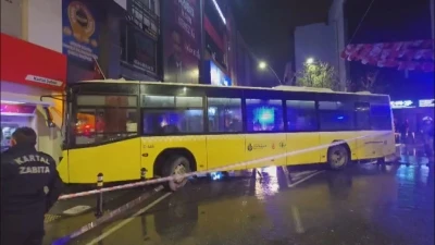  Kartal'da seyir halindeki İETT otob&uuml;s&uuml; duvara &ccedil;arptı: 6 yaralı 