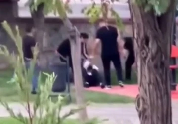 Kartal&rsquo;da tekmeli yumruklu kavga kamerada
