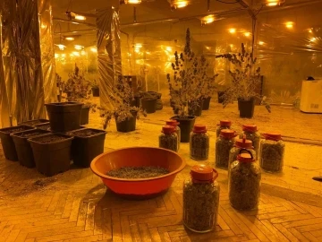 Kartal&rsquo;da uyuşturucu imalathanesine d&ouml;n&uuml;şt&uuml;r&uuml;len &ccedil;atı katına baskın
