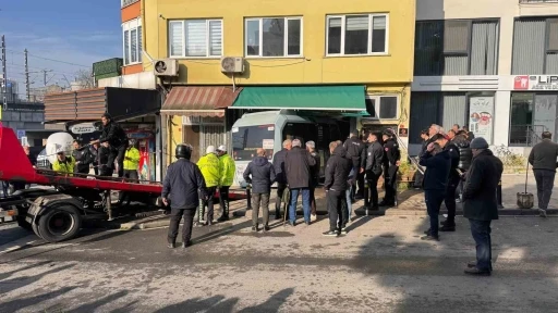 Kartal&rsquo;da yolcu minib&uuml;s&uuml; kuaf&ouml;re girdi: 3 yaralı
