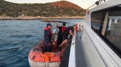Kaş'ta kayalıklarda mahsur kalan Alman turisti Sahil G&uuml;venlik ekipleri kurtardı