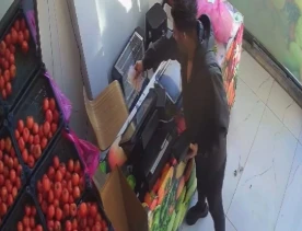 Kasada kimse yokken alışverişini yaptı, parasını bırakıp gitti