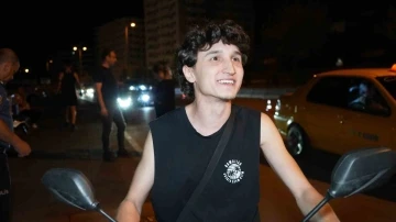 Kasksız s&uuml;r&uuml;c&uuml;den şaşırtan tepki: Ceza kesilince g&uuml;lme krizine girdi