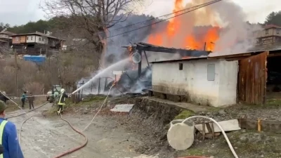Kastamonu'da ahşap ev, yangında k&uuml;l oldu