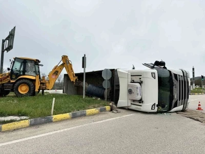 Kastamonu&rsquo;da demir y&uuml;kl&uuml; tır devrildi: 1 yaralı
