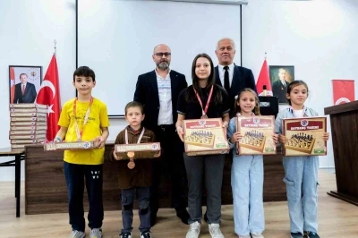 Kastamonu&rsquo;da d&uuml;zenlenen satran&ccedil; turnuvasında gen&ccedil;ler kıyasıya yarıştı
