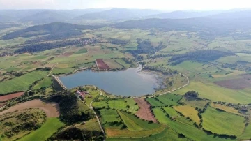 Kastamonu&rsquo;da g&ouml;lette yasadışı atılan sahipsiz onlarca av sepeti ele ge&ccedil;irildi
