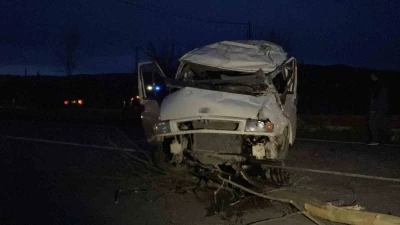 Kastamonu&rsquo;da minib&uuml;s ile hafif ticari ara&ccedil; &ccedil;arpıştı: 7 yaralı