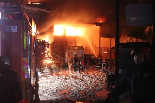 Kau&ccedil;uk fabrikasında başlayan yangın beraberinde 4 iş yerini daha k&uuml;l etti
