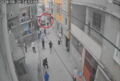 Kavgada otomobilini kalabalığın &uuml;zerine s&uuml;rd&uuml;: 1&rsquo;i ağır 4 yaralı