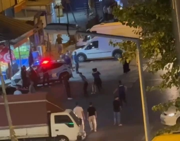 Kavgayı ayırmaya &ccedil;alışan polise silah &ccedil;ekti, polis havaya ateş a&ccedil;tı: O anlar kamerada
