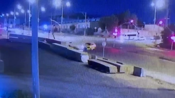 Kavşakta feci kaza g&uuml;venlik kamerasında: 1 &ouml;l&uuml;, 1 yaralı
