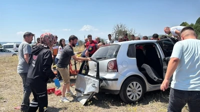 Kavşakta iki otomobil &ccedil;arpıştı: 1 &ouml;l&uuml;, 5 yaralı