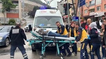 Kavşakta otomobiller &ccedil;arpıştı: 3 yaralı