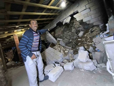 Kaya par&ccedil;aları evin &ccedil;atı katını yıktı
