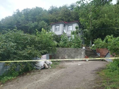 Kaya par&ccedil;ası evin duvarını yıkarak i&ccedil;eri girdi, odanın boş olması faciayı &ouml;nledi