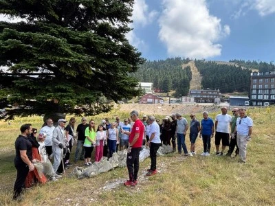 Kayak &ouml;ğretmenlerinden Uludağ'da temizlik 