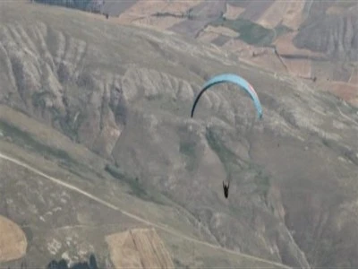 Kayalıklara d&uuml;şen yama&ccedil; paraş&uuml;t&uuml; pilotu &ouml;ld&uuml;