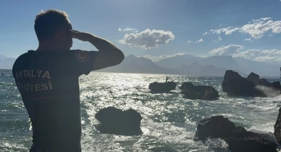 Kayalıkta mahsur kaldı, ekipleri beklemeden y&uuml;zerek kıyıya &ccedil;ıktı