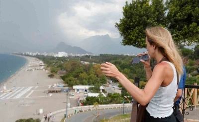 Kaybolan akıllı kol saatini GPRS ile takip eden Rus turist, polis ekipleriyle baskın yaptı
