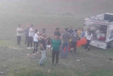 Kayısı iş&ccedil;ilerini taşıyan kamyonet ile otomobil &ccedil;arpıştı: 12 yaralı