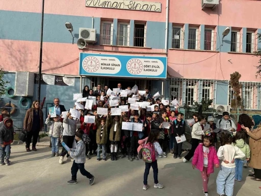 Kaymakam Dalak &ouml;ğrencilerin karne sevincine ortak oldu
