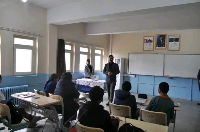 Kaymakam Demirtaş, &ouml;ğretmen ve &ouml;ğrencilerle buluştu
