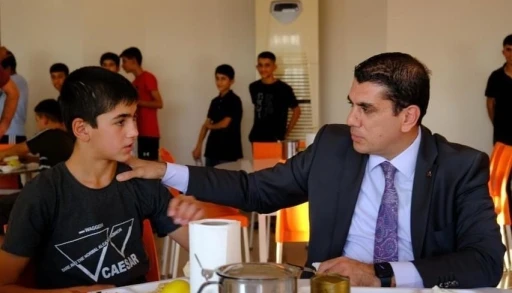 Kaymakam G&uuml;rb&uuml;z okulları gezdi
