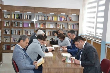 Kaymakam Seyman &ouml;ğrencilerle birlikte kitap okudu
