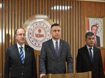 Kaymakamlık binasında ateş a&ccedil;ıp, kendini odaya kilitledi