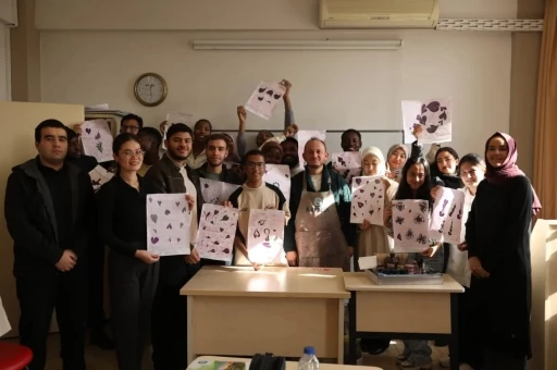 KAYMEK&rsquo;ten yabancı &ouml;ğrencilere &rsquo;Ebru&rsquo; deneyimi

