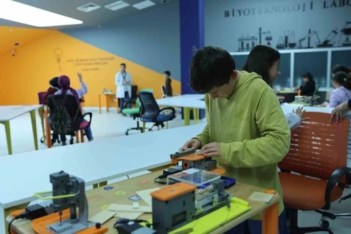 Kayseri Bilim Merkezi, ara tatilde &ccedil;ocukları bilimle tanıştırdı
