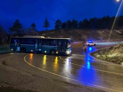 Kayseri&rsquo;de alkoll&uuml; bir şahıs &ccedil;aldığı &ouml;zel halk otob&uuml;s&uuml;yle kaza yaptı
