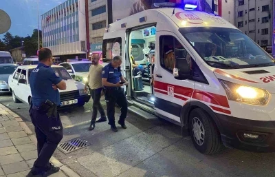 Kayseri&rsquo;de bı&ccedil;akla yaralanan gen&ccedil; esnafa sığındı: 1 yaralı