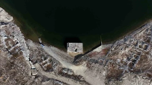 Kayseri&rsquo;de kuraklık: Baraj suları &ccedil;ekildi, suyun altındaki k&ouml;y ortaya &ccedil;ıktı
