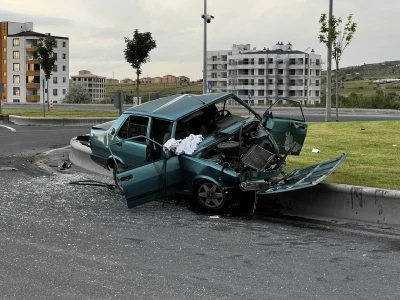 Kayseri&rsquo;de otomobil ref&uuml;je &ccedil;arptı: 4 yaralı